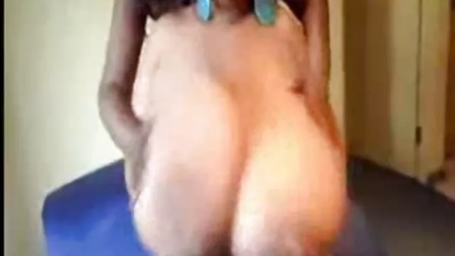 A menina russa fina assistir videos caseiro bebeu uma cerveja e deu para o anal