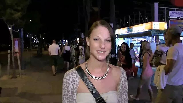 Anão bombeado bateu uma garota gordinha em sexo amador caseiro videos um sofá de couro