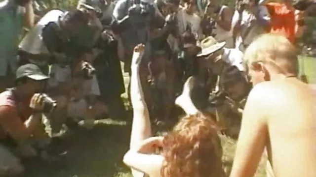 A senhora sunbathed com seu Beau ver video amador de sexo e decidido disparar um vídeo amador