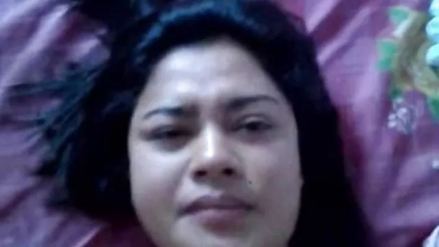 Fart homem fodido dois filhotes amadoras no sexo de uma vez