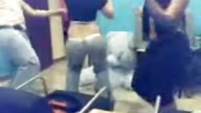 Uma jovem boneca fode com dois jovens sexo caseiro amador videos garanhões de uma vez