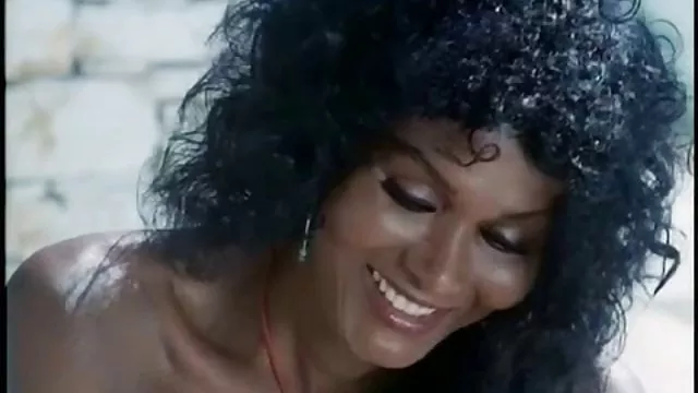 Um bebê com um filmes de sexo gratis grande clitóris e lava no chuveiro