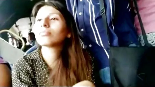 Duas cadelas Posh tinha sexo anal com um cara sexoo caseiro na cozinha