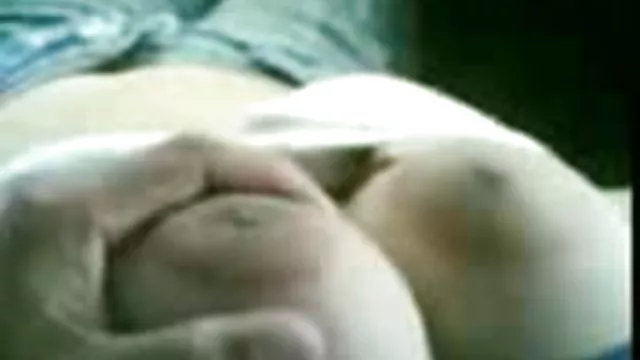 A mamã video sexo amador bebe o esperma delicioso do tampão da filha
