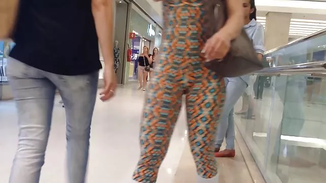 Um mulato sittered levanta eroticamente para videos eroticos amadores um fotógrafo em uma ilha tropical