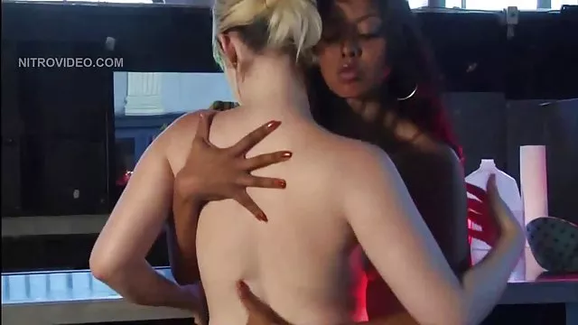 Mistress videos de sexo anal tapas um escravo vestido em roupas femininas