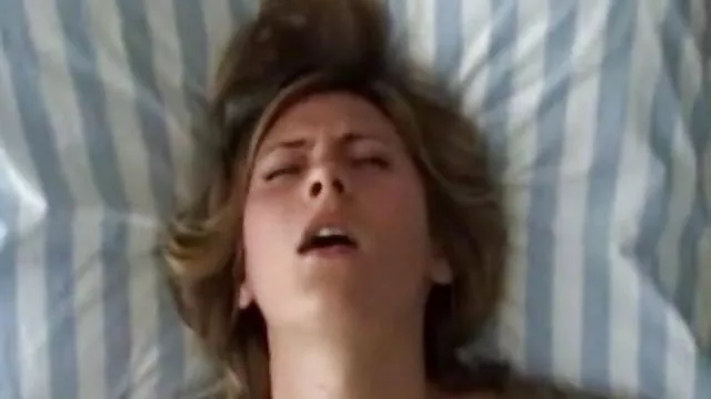Loira sensual envelhecida suga grandes membros dos sexo amador e caseiro negros