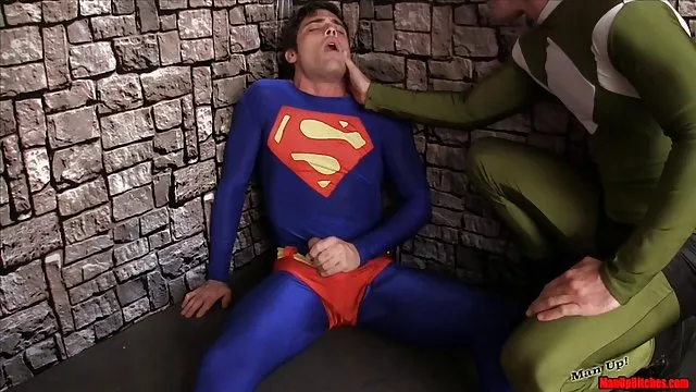 O homem vídeo de sexo amador brasileiro novo põr uma mulher envelhecida em seu