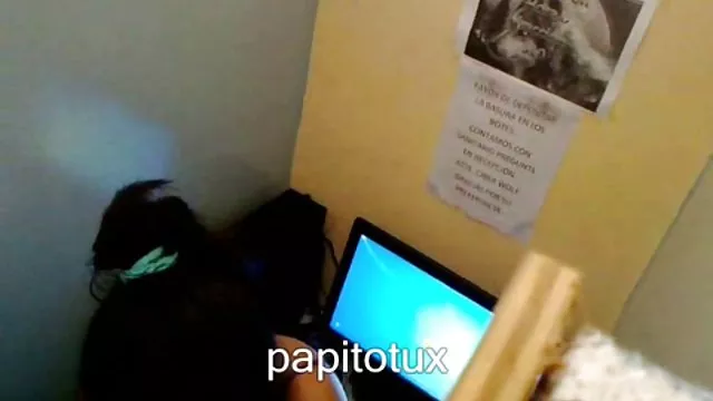 O homem bonito, despida na frente da câmera, começou a se masturbar sexo na webcam seu pau