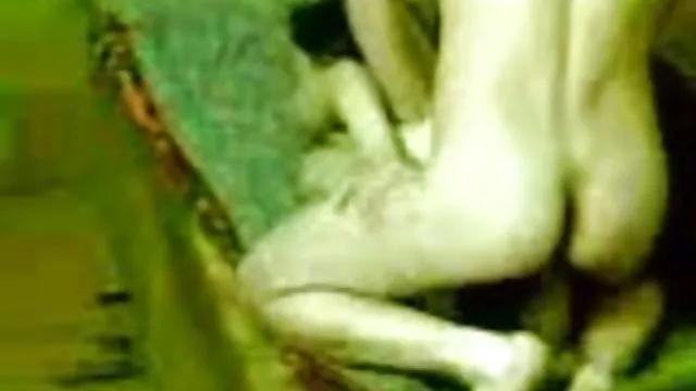 Um casal fode no quarto xsexo caseiro e não sabe que eles estão sendo filmados