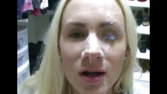 Lésbicas lamber uns br amador aos outros em pose 69