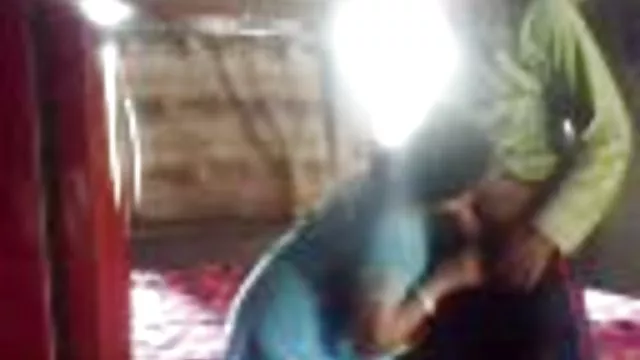 Homem sexo erotico amador sortudo ostenta duas loiras peitudas de uma só vez
