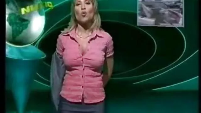 A fêmea sentou-se filmes de sexo gratis com um pissy no rosto do menino e foi alta