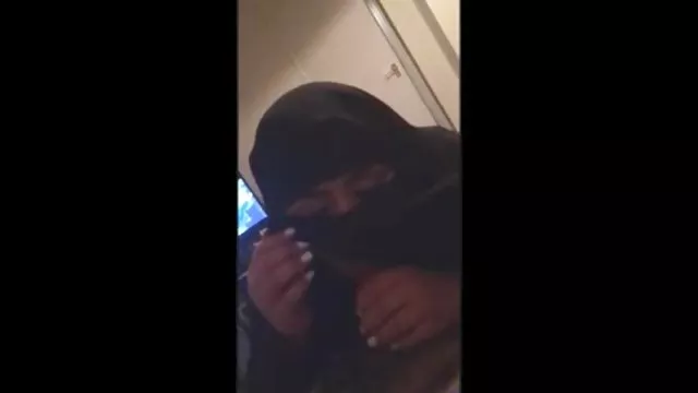 Linda garota negra fode com sexo gostoso dois garanhões brancos
