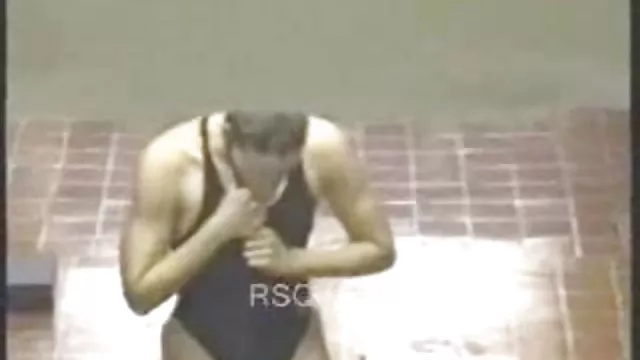 O homem novo brasileira sexo magro masturba o assento em um sofá macio