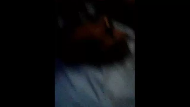 Acordei a pasta no meio video caseiro por da noite para colocá-lo no ânus.