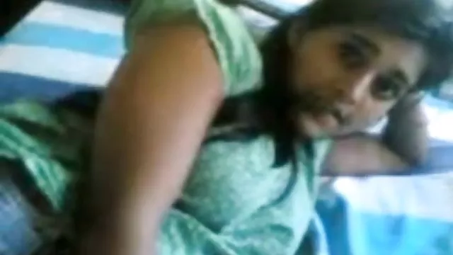 Menina sexo forte fina chupa pau e dá em anal