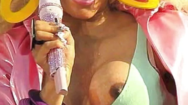Um indivíduo novo com um rábano do stand-up video amador de sexo caseiro transforma duas mulheres