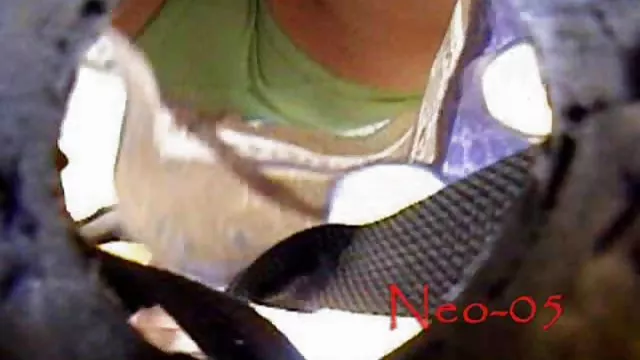 O Trance louro nos saltos senta-se abaixo sexo amador de um ponto no