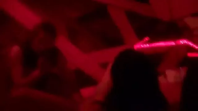 O sócio novo lambe loira sexo o piloto de uma senhora idosa