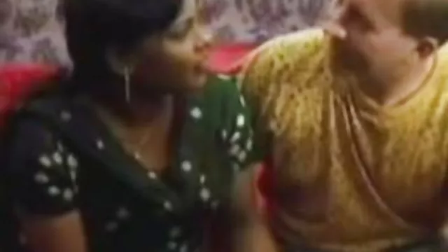 Beleza de olhos estreitos lambe cuidadosamente sexo com negras a de uma namorada lésbica