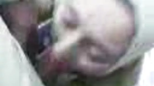 Laurie tem sexo digital uma porção de esperma quente na boceta.