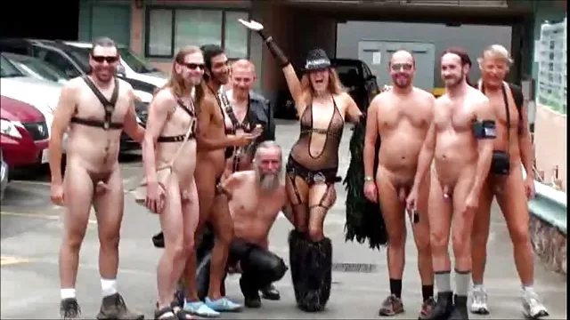 Impertinente loira chupa sexo video caseiro pau pela primeira vez através de um buraco no confessionário