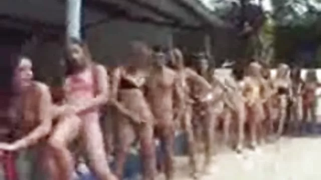 A mão da boneca dos esportes traz um videos amadores brasileiros de sexo homem ao orgasmo