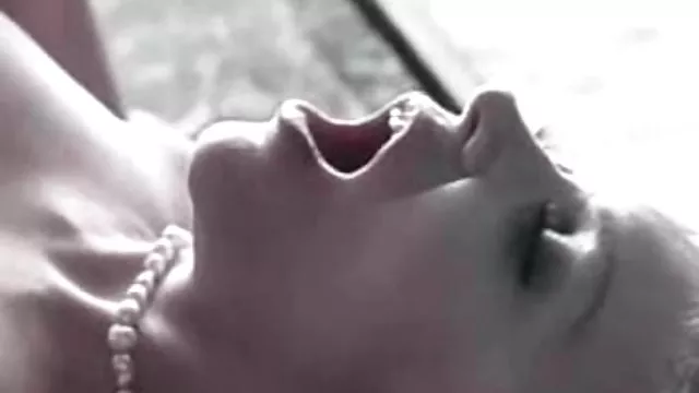 A menina em um traje do anjo videos de sexo explicito suga no indivíduo na câmera
