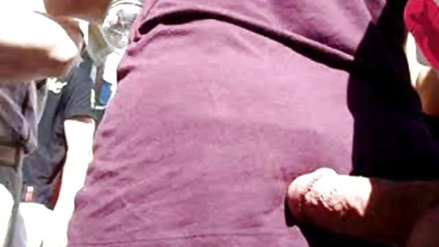 Uma menina forte sexo caseiro e amador é excitada por seus músculos