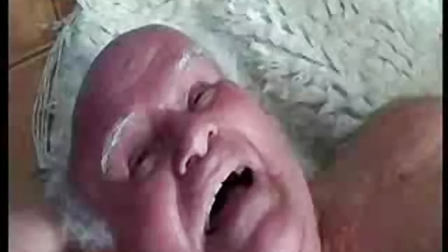 Uma garotinha com óculos é fodida por trás por tudo sobre sexo um pau grande