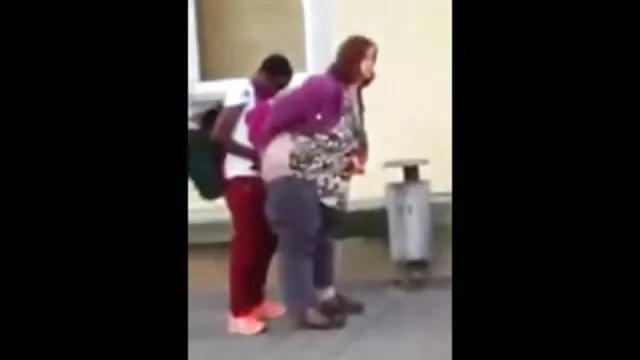 Mulatka é forçado a chupar um policial para não sexo na rua obter uma multa