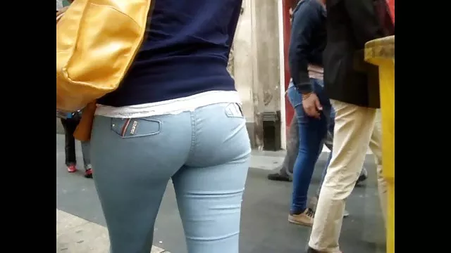 Um homem profundamente insere amadoras gratis seu pênis no ânus da menina
