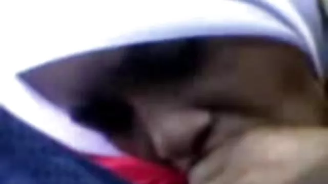 O schmar novo salta no pénis de um homem idoso amador caseiro sexo Gray-Haired