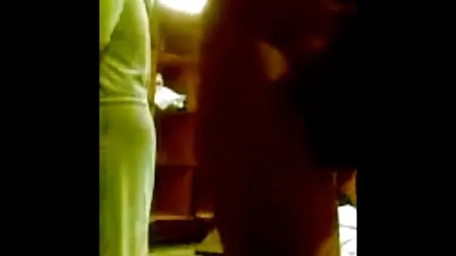 Os homens vidio de sexo conheceu a gostosa na praia e brutalmente fodeu-los
